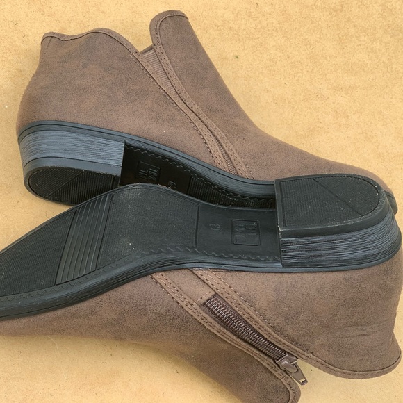 Women's Time and Tru Bootie Ankle Brown Boot New - Picture 7 of 11